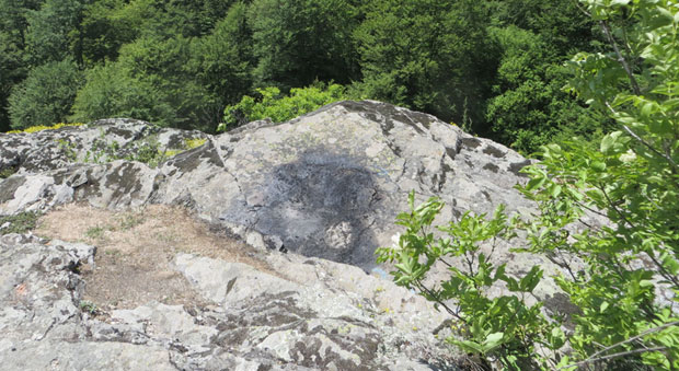 Пронађен угљенисани леш на стени